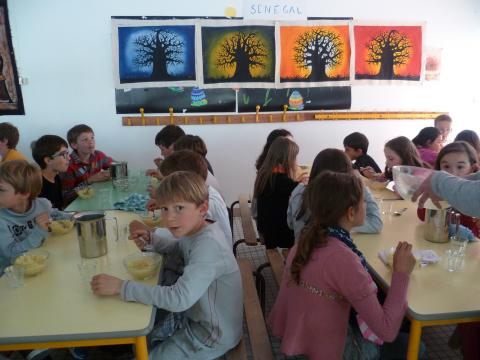 Le bol de riz à l'école Saint Louis le Breloquet